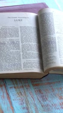 Yeni Ahit 'in Luke' un kitabı, Kutsal İncil. Yazılı form. Yüksek açı, dikey video.