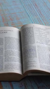Yeni Ahit 'in Luke' un kitabı, Kutsal İncil. Yazılı form, Yeni Standart Versiyon. Yüksek açı, dikey video.