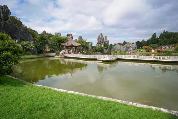 Kunming, Çin - 10 Ekim 2025: Shilin, Kunming, Yunnan, Çin 'deki Stone Forest Ulusal Parkı içinde manzara.