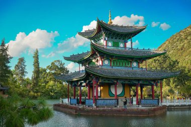 Lijiang, Çin - 13 Ekim 2025: Kara Ejder Havuz Parkı 'nda Ay Sarılma Çadırı.