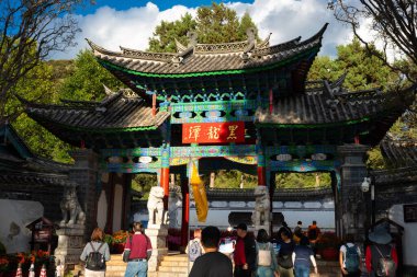 Lijiang, Çin - 13 Ekim 2025: Kara Ejder Havuz Parkı giriş kapısı.