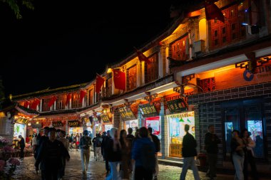 Lijiang, Çin - 13 Ekim 2025: Geceleyin Lijiang antik kasaba manzarası.