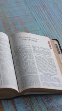 Yeni Ahit 'in Matthew' un kitabı, Kutsal İncil. Yazılı form, Yeni Standart Versiyon. Yüksek açı, dikey video.