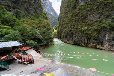 Shangri-la, Çin - 12 Ekim 2025 Balagezong Büyük Kanyon Parkı manzarası görünürde bir kayıkhane ile.