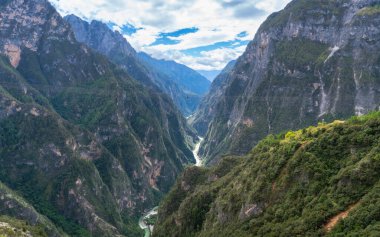 Shangri-la, Çin - 12 Ekim 2025 Balagezong Büyük Kanyon Parkı 'ndaki Yankı Duvarı.