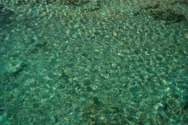 Açık turkuaz mavi göl, üst manzara. Arkaplan ya da duvar kağıdı için.