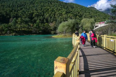 Lijiang, Çin - 14 Ekim 2025: Turkuaz mavi suyla Mavi Ay Vadisi manzarası.