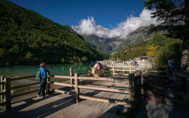 Lijiang, Çin - 14 Ekim 2025: Turkuaz mavi suyla Mavi Ay Vadisi manzarası.
