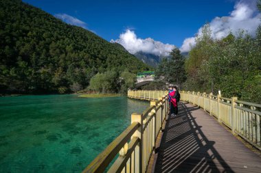 Lijiang, Çin - 14 Ekim 2025: Turkuaz mavi suyla Mavi Ay Vadisi manzarası.