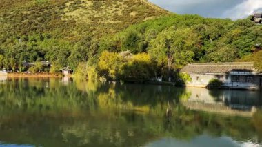 Lijiang, Çin - 13 Ekim 2025: Güzel Siyah Ejder Havuz Parkı. Yunnan 'da, Çin