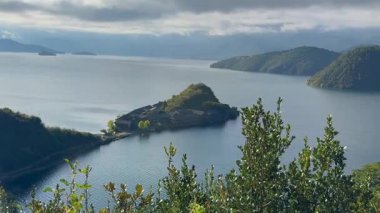 Lijiang, Çin - 16 Ekim 2025: Yunnan, Çin 'de Lugu Gölü' nün güzel bir manzarası.