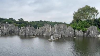Kunming, Çin - 10 Ekim 2025: Göl manzaralı Taş Orman. Taş Orman popüler bir turizm merkezidir..
