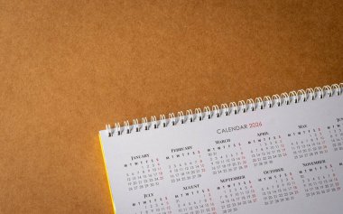 2026 masa takvimi karton kağıdın üstünde. Üst görünüm, alanı kopyala.