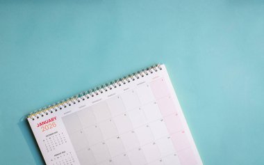 2026 masa takvimi, Ocak 2026 'da açık mavi düz kağıdın üzerinde. Üst görünüm, alanı kopyala.