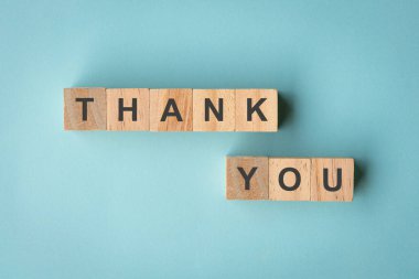 Mavi arka planda izole edilmiş, kare tahta bloklardaki sözlere teşekkür ederim..