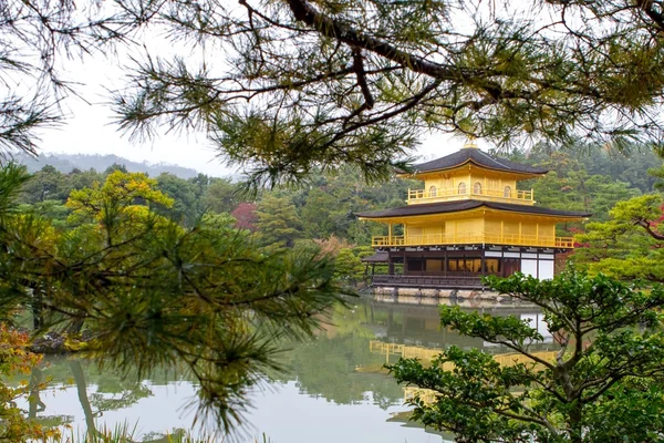 Złoty Pawilon w ogrodzie świątyni Kinkakuji, Kyoto, Japonia — Zdjęcie stockowe