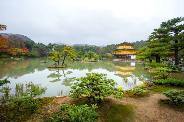 Złoty Pawilon w ogrodzie świątyni Kinkakuji, Kyoto, Japonia — Zdjęcie stockowe