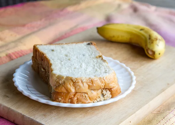 Pequeno-almoço simples com pão e banana — Fotografia de Stock