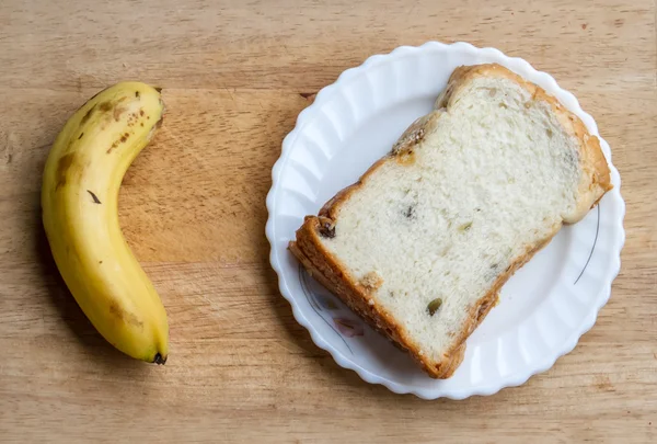 Pequeno-almoço simples com pão e banana — Fotografia de Stock