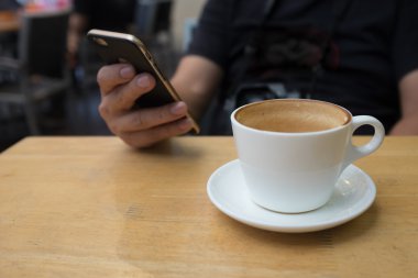 Adam telefonu kahve görürken Güncelleştirmeleri denetle