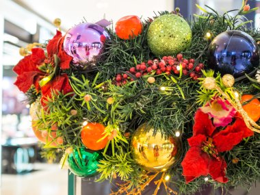 Noel dekorasyonu ile renkli topları ve ışıklar