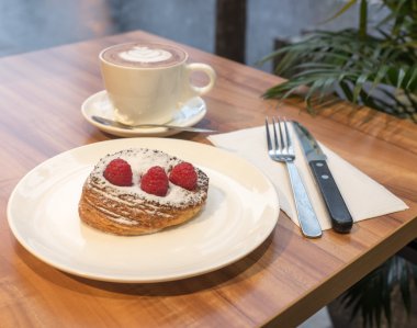 Bir fincan kahve ile Ahududu kek