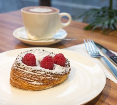 Bir fincan kahve ile Ahududu kek