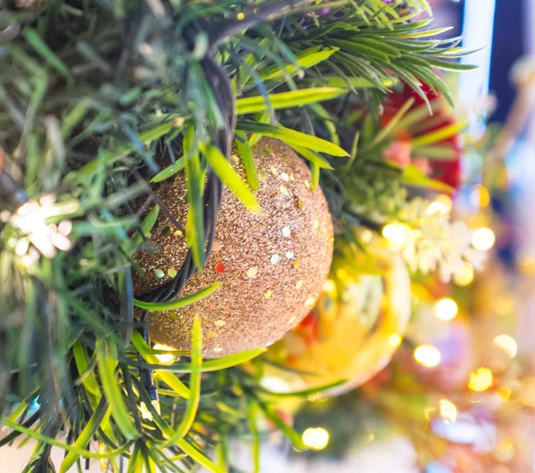 Decoración de Navidad con bolas de colores y luces — Foto de Stock