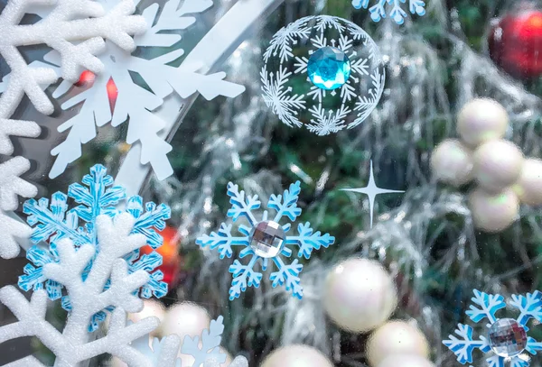 Decoração de Natal com bolas coloridas e luzes — Fotografia de Stock