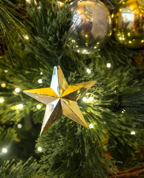 Decoración de Navidad en un árbol — Foto de Stock