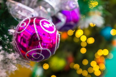 Noel süslemesi bir ağaçta