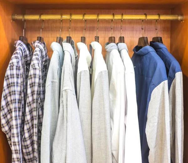 Armario de hombre con camisas de manga larga —  Fotos de Stock