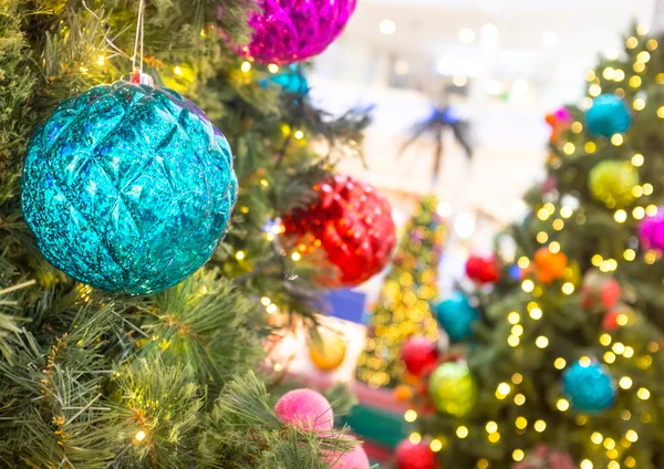 Decoración de Navidad en un árbol — Foto de Stock