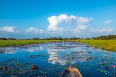Göl üzerinde bulutlar yansıma