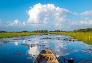 Göl üzerinde bulutlar yansıma