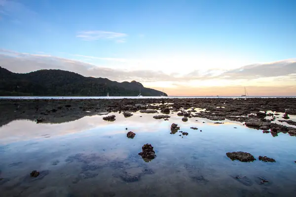 Datai Beach şafakta — Stok fotoğraf