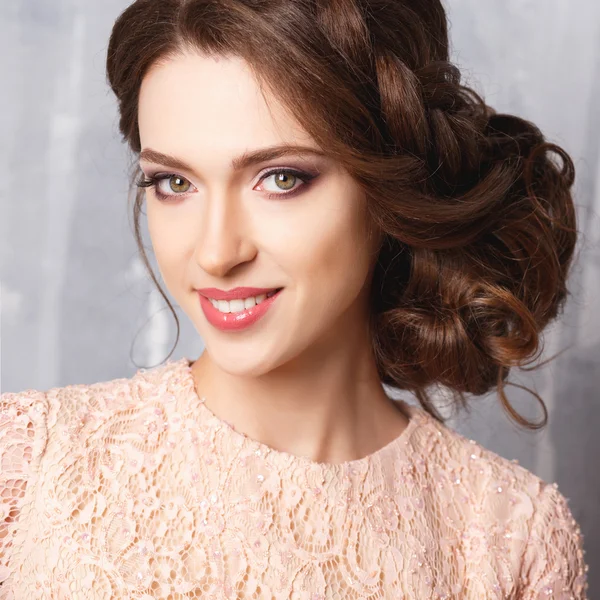 Retrato de cerca de la hermosa mujer joven en vestido de lujo, color pastel. Retrato de moda de belleza —  Fotos de Stock