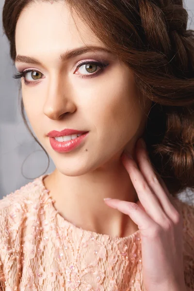 Närbild porträtt av vacker ung kvinna i lyxig klänning, pastell färg. Skönhet mode porträtt — Stockfoto