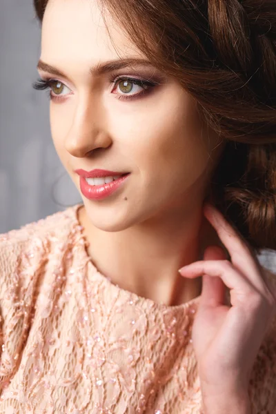 Närbild porträtt av vacker ung kvinna i lyxig klänning, pastell färg. Skönhet mode porträtt — Stockfoto