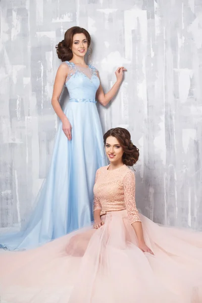 럭셔리에서 두 아름 다운 쌍둥이 젊은 여성 드레스, 파스텔 색상. 뷰티 패션 초상화 — 스톡 사진