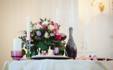 Bir masaya çiçek kompozisyon ve dekor