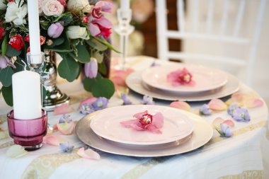 Bir masaya çiçek kompozisyon ve dekor