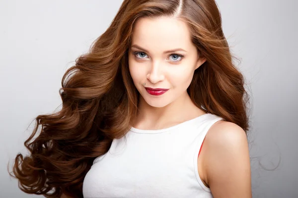 Gyönyörű fiatal nő, gyönyörű haj és smink természetes közelről portréja. Divat szépség fénykép — Stock Fotó