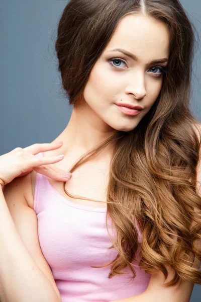 Retrato de cerca de una hermosa mujer joven con hermoso cabello y maquillaje natural. Moda belleza foto — Foto de Stock