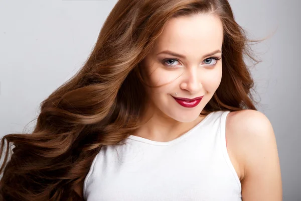 Retrato de cerca de una hermosa mujer joven con hermoso cabello y maquillaje natural. Moda belleza foto —  Fotos de Stock