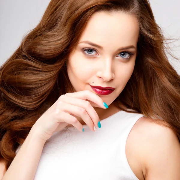 Retrato de cerca de una hermosa mujer joven con hermoso cabello y maquillaje natural. Moda belleza foto —  Fotos de Stock