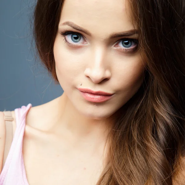 Närbild porträtt av vacker ung kvinna med vackra hår och naturliga makeup. Mode skönhet Foto — Stockfoto