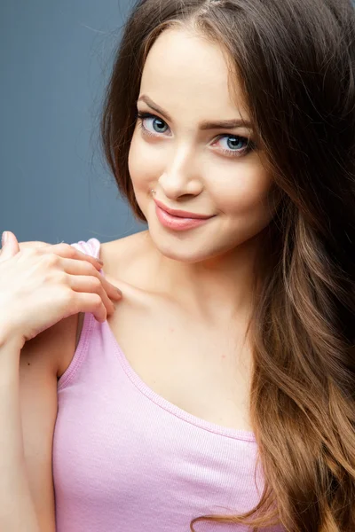 Retrato de cerca de una hermosa mujer joven con hermoso cabello y maquillaje natural. Moda belleza foto — Foto de Stock