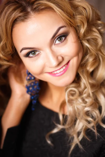 Close-up portrait of beautiful curly young woman with perfect makeup and hairstyle. Beauty fashion portrait — Stock Photo, Image