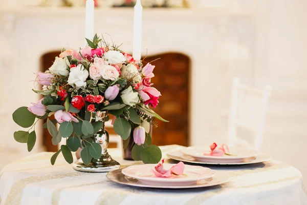 Decor en de samenstelling van de bloemen op een tafel — Stockfoto